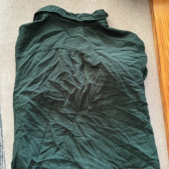 LEVI’s Classic Fit Hunter Green Button Up blouse - Picture 4 of 4